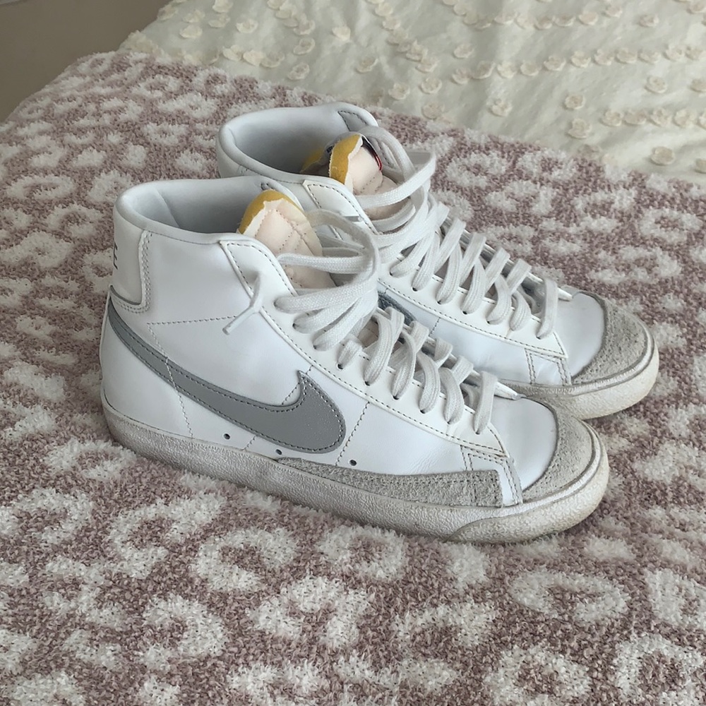 Women’s Nike Blazer Mid 77s (SIZE: 7)
